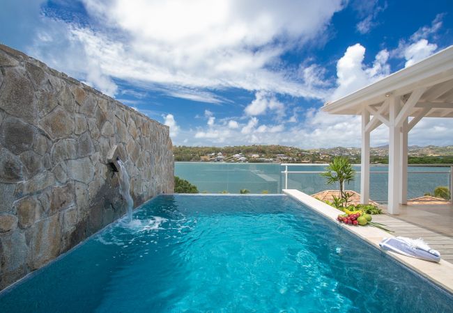 Villa with sea view and swimming pool for rent Martinique