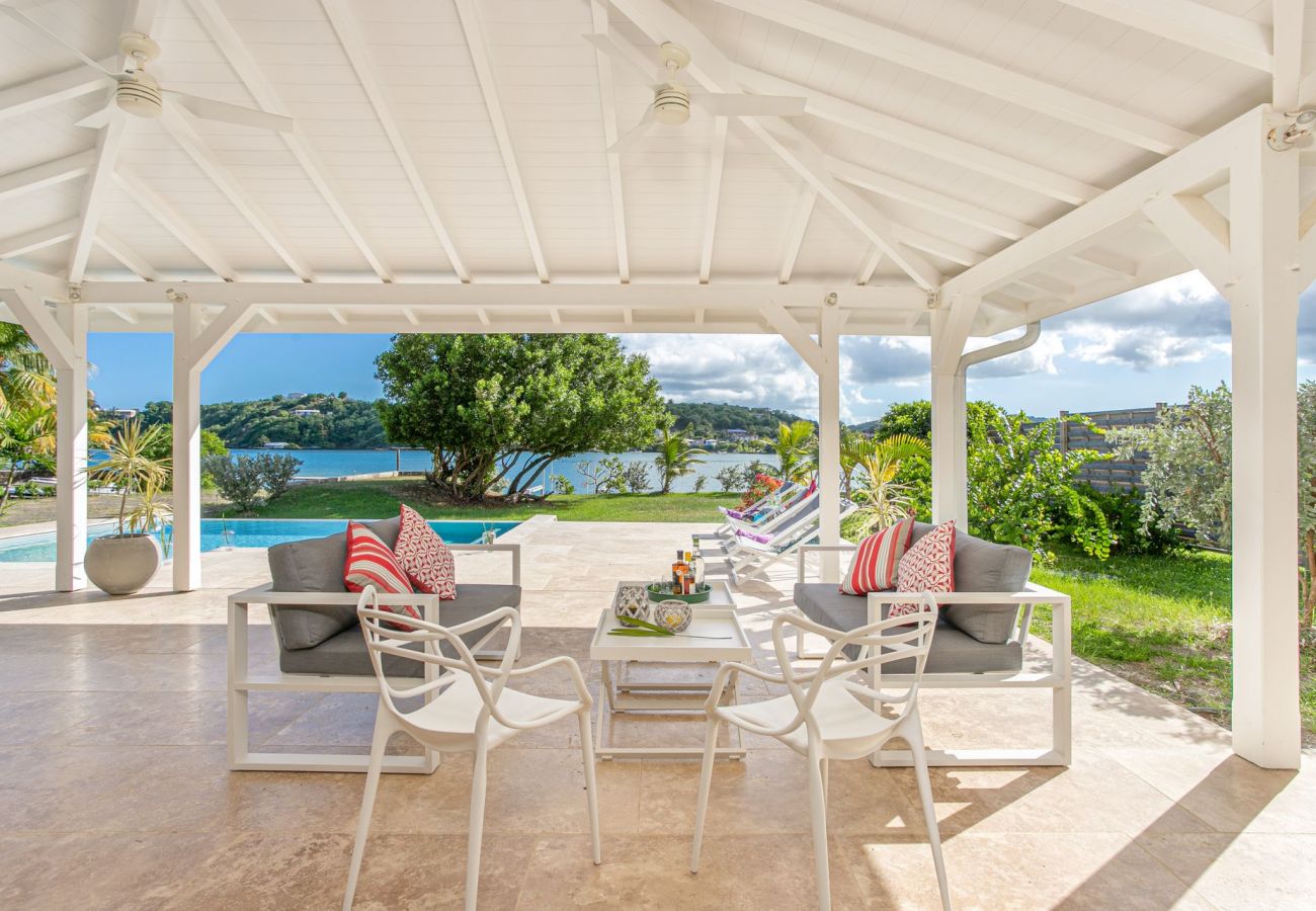 Luxury villa to rent in Martinique with terrace, garden, swimming pool and sea view.