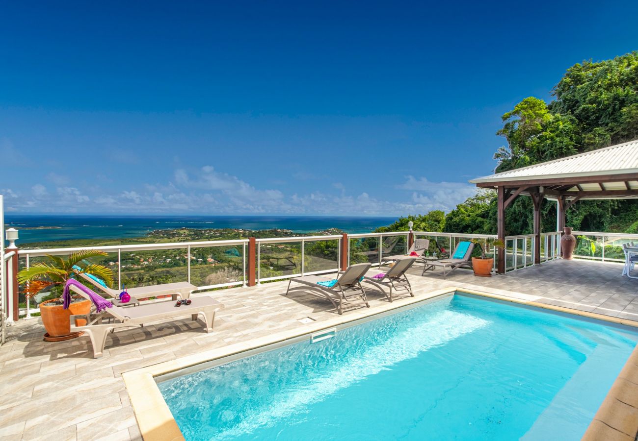 Luxury villa rental in Martinique facing the ocean with swimming pool
