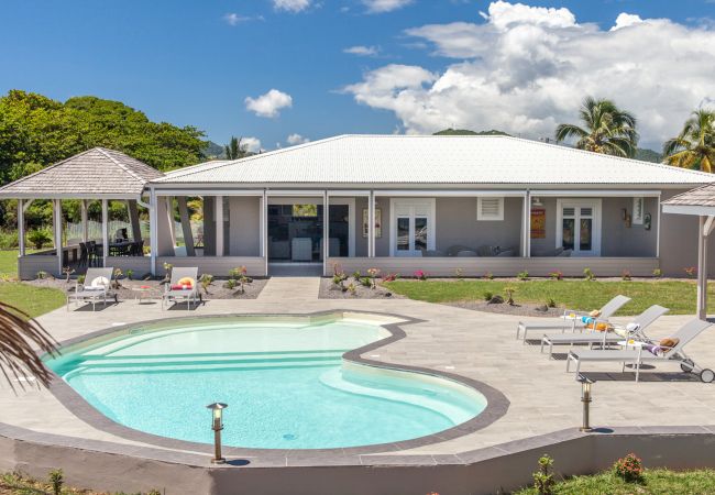 Magnificent villa to rent in Martinique with swimming pool in the heart of a tropical garden by the ocean
