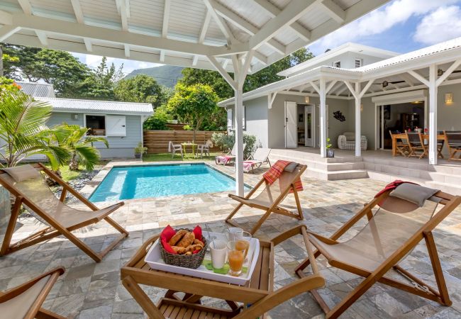 Luxury villa to rent in Martinique with swimming pool, right on the water