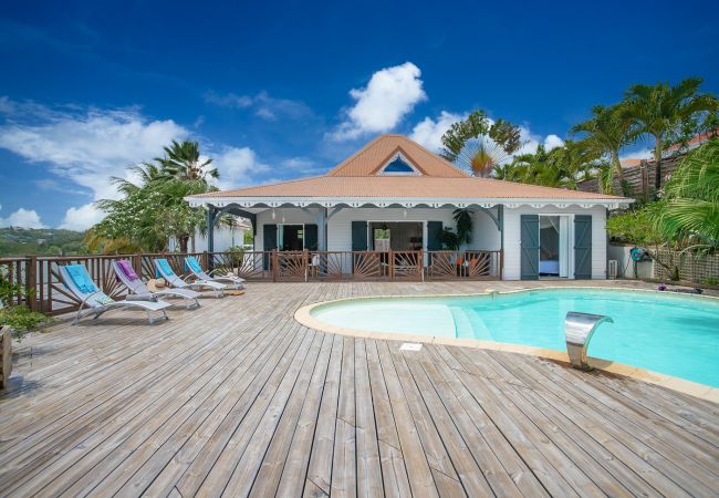 Charming villa to rent in Martinique, with its Creole style facing the Caribbean Sea.