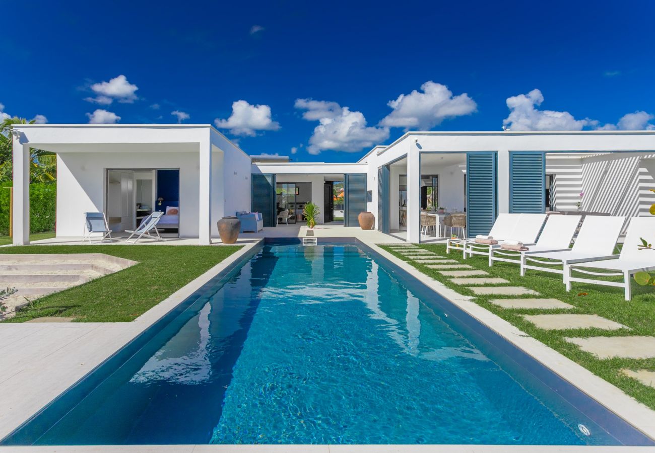 Luxury villa to rent with swimming pool, direct access to the beach in Le Vauclin