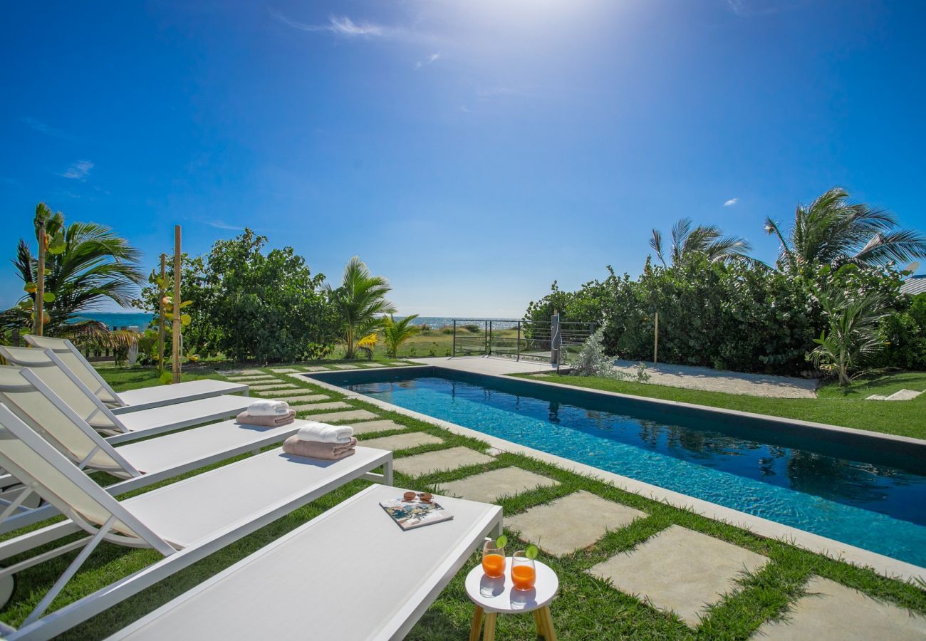 Single-storey villa rental with large pool facing the sea in Martinique