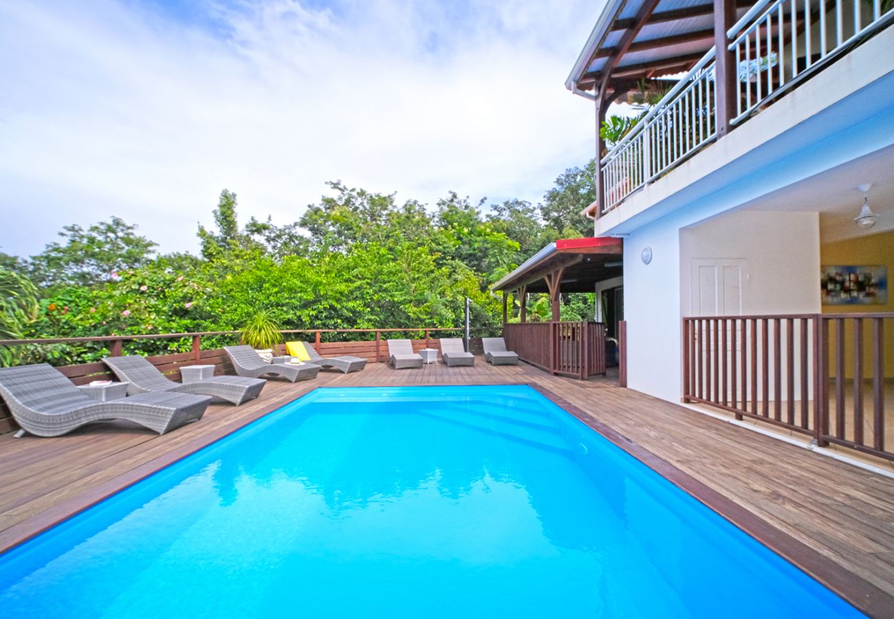 Villa rental with pool and garden in Guadeloupe