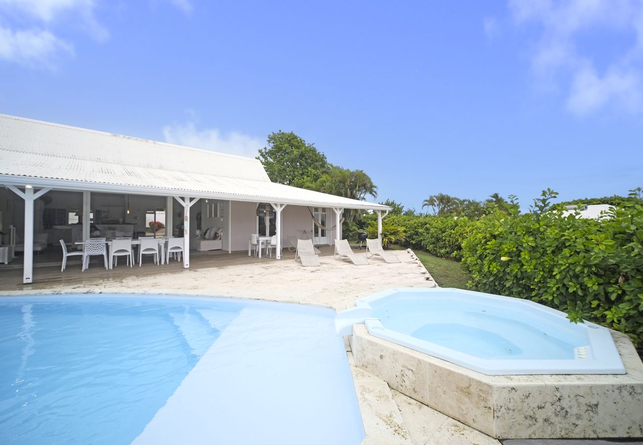 Villa rental with pool and garden in Guadeloupe 