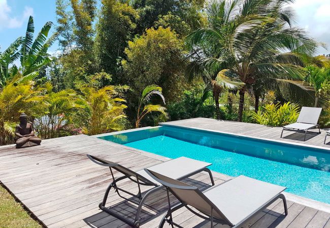 Rent a holiday home with swimming pool and 2 bedrooms, Guadeloupe