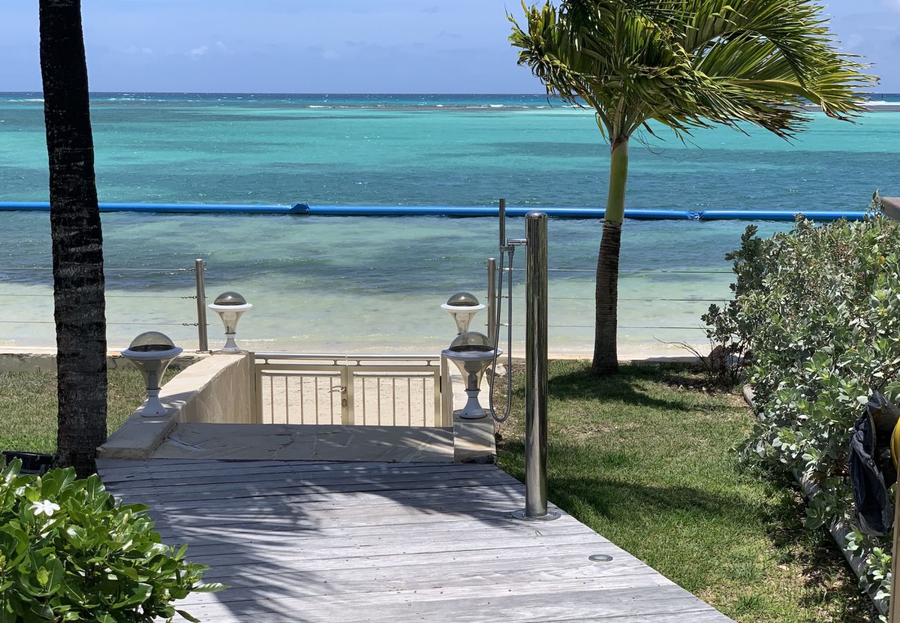 Charming villa with direct beach access for rent in Saint François