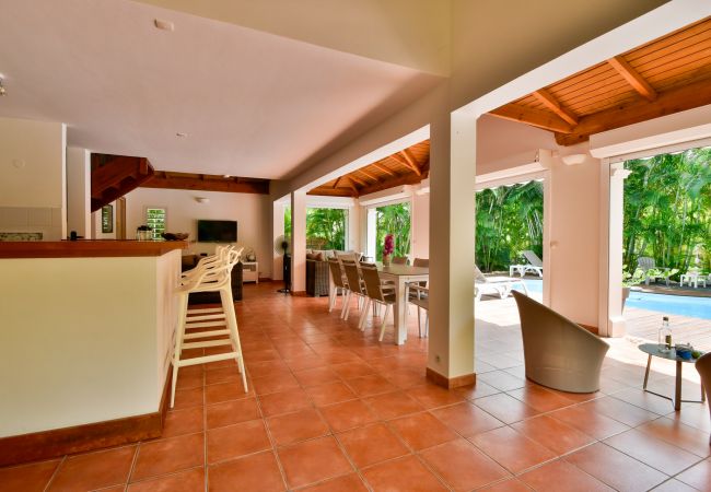 Rent a charming villa in Saint François with swimming pool