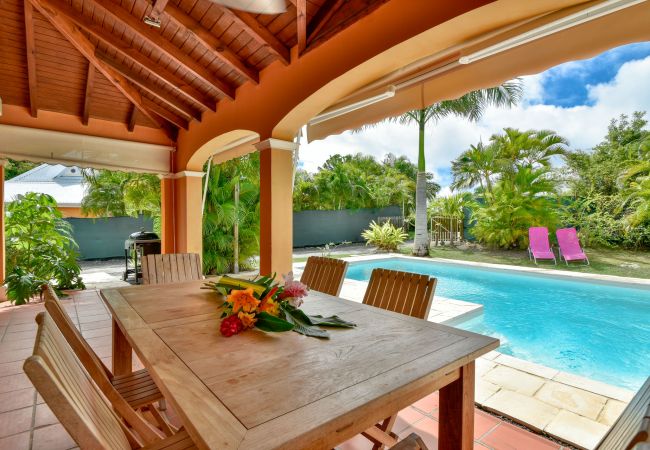 Creole villa with swimming pool for rent in Guadeloupe near the golf course