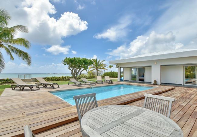 Villa for rent with swimming pool and sea view in Saint-François