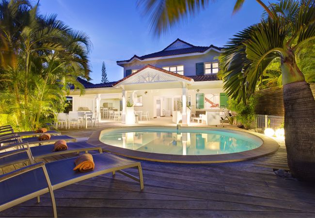 Rent a charming villa in Saint François with swimming pool in the heart of a tropical garden 