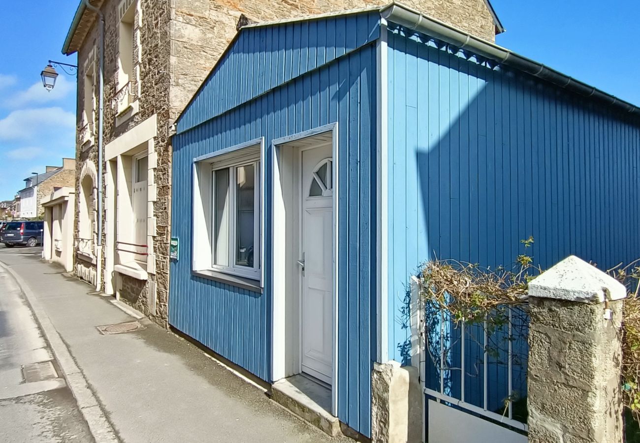 Apartment in Cancale - Le Petit Chalet Bleu