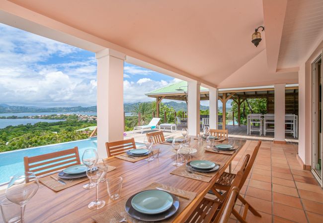 Villa rental in Martinique with swimming pool overlooking the bay of Robert