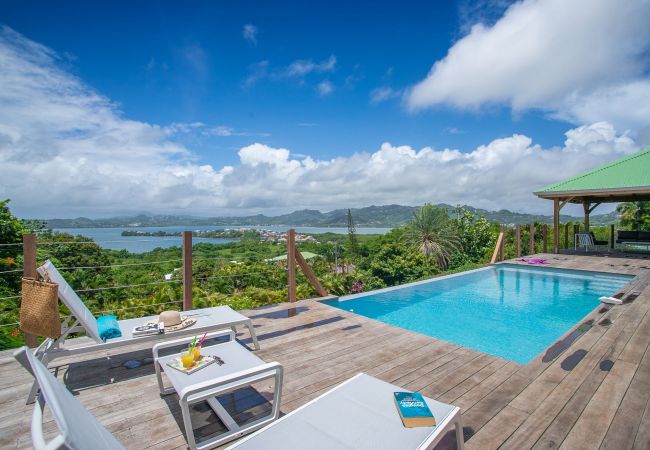 Villa to rent with swimming pool, view of the ocean and the hills of Martinique