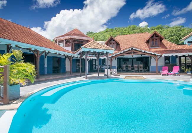 6-bed villa to rent in Martinique with swimming pool and sea view