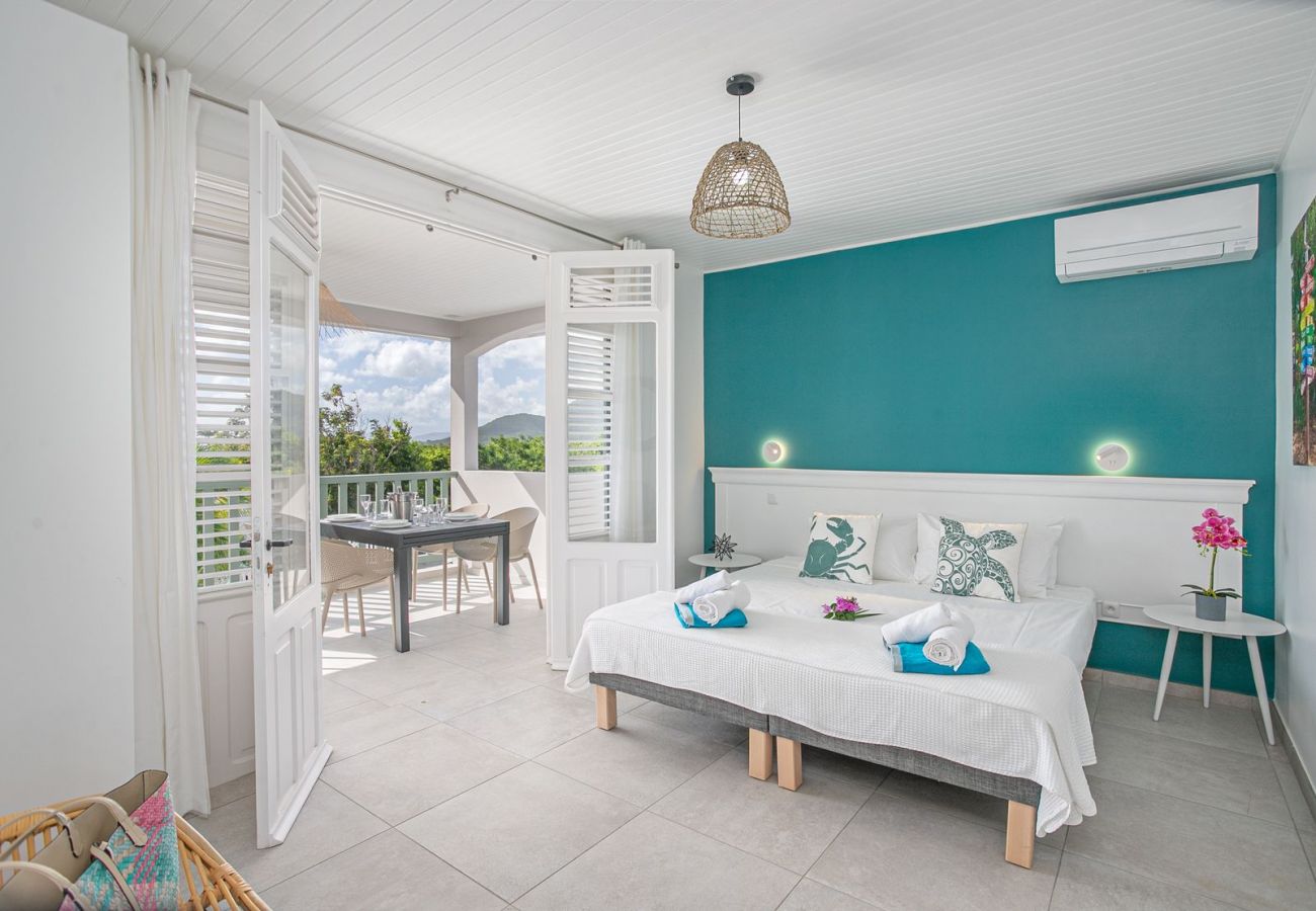 Rent a villa with terrace, garden and sea view in Martinique