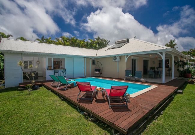A vacation home with pool and sea view for rent in Martinique