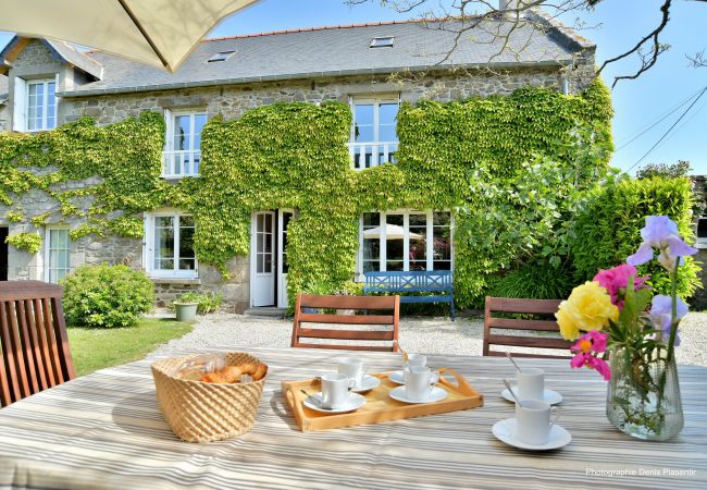 Villa rental Near beach centre 5 minutes walk from Cancale in Brittany
