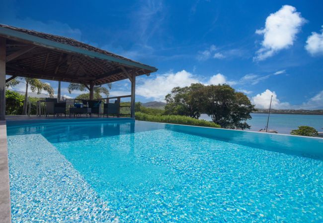 Villa rental with pool and sea view in Le François, Martinique 