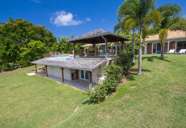 Villas for rent with swimming pool and sea view in Martinique