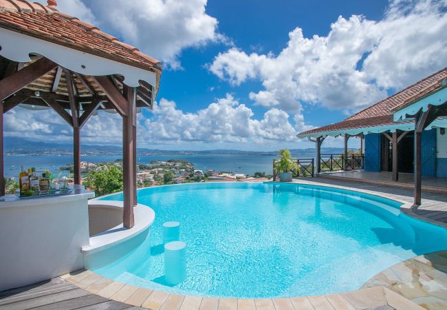 Villa rental 5 bedrooms and mezzanines with swimming pool and sea view in Martinique