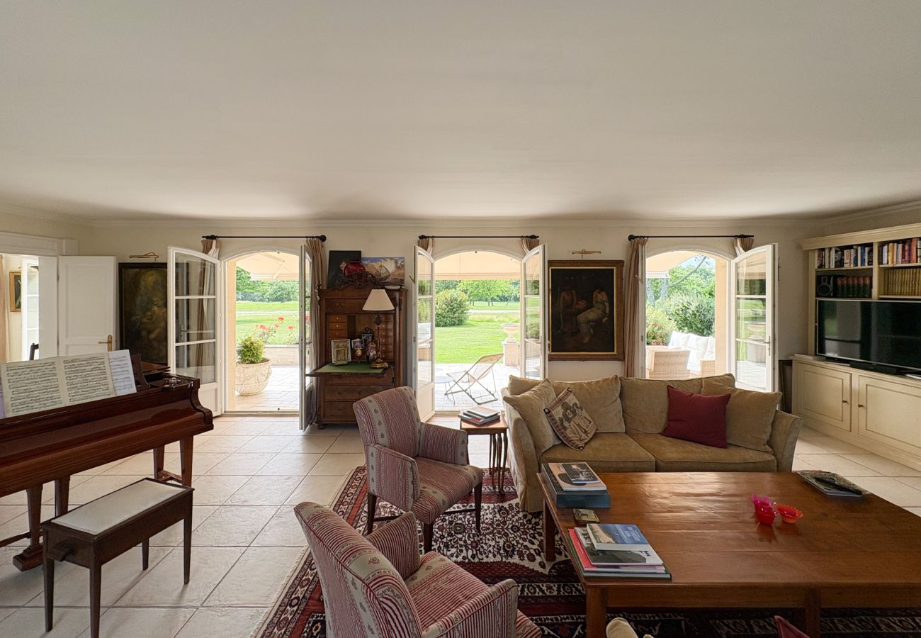 Spacious living room with a view of the golf course
