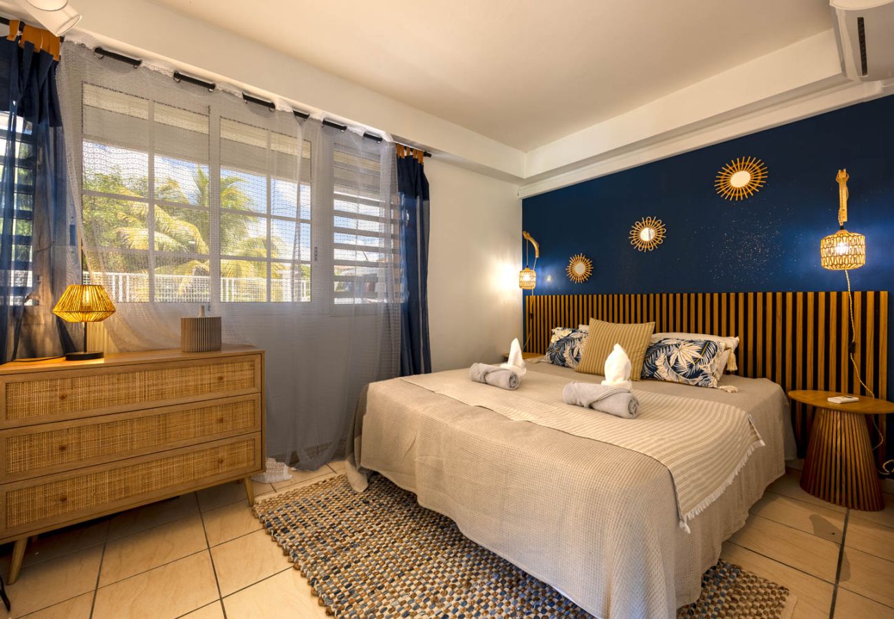  5 air-conditioned double rooms with modern decor, ideal for families in Martinique.