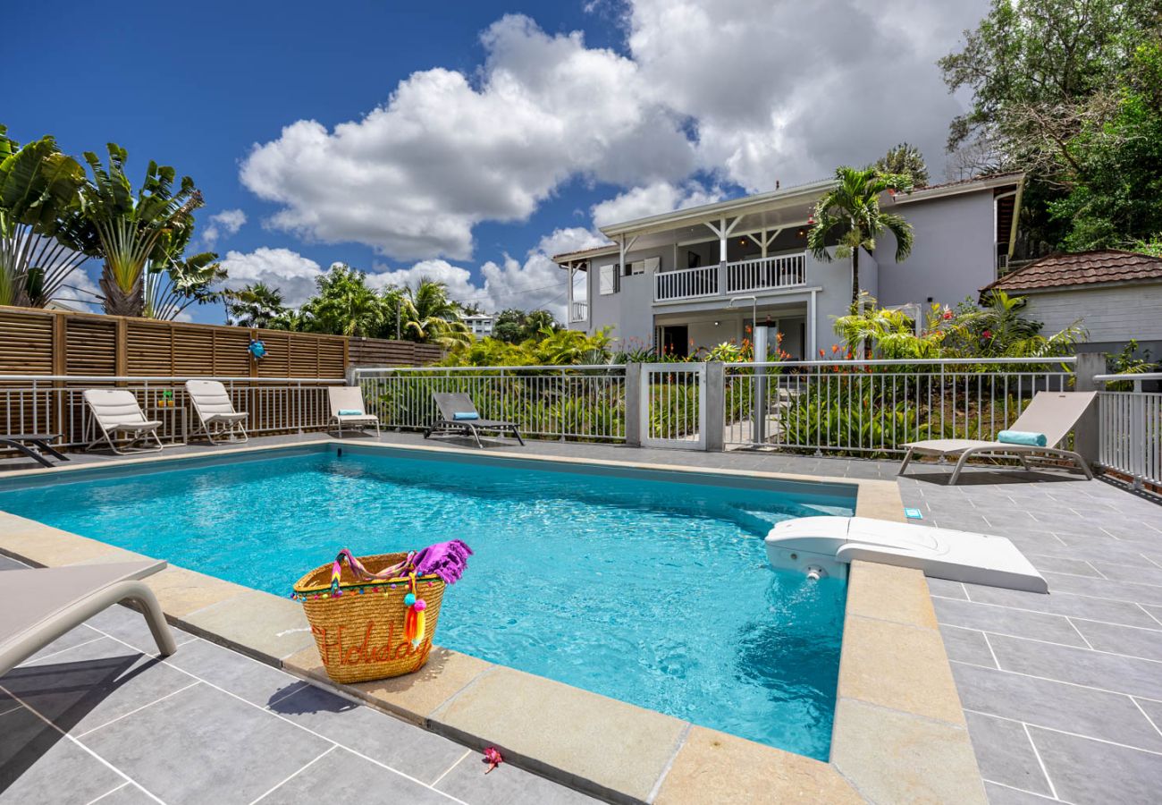  Villa Eden Tropical in Trois-Îlets with swimming pool, ideally located in the immediate vicinity of the Golf de la Martinique.