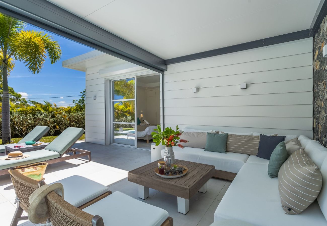 Comfortable outdoor lounge area on the terrace of Villa Koulirou Émeraude in Petit-Bourg