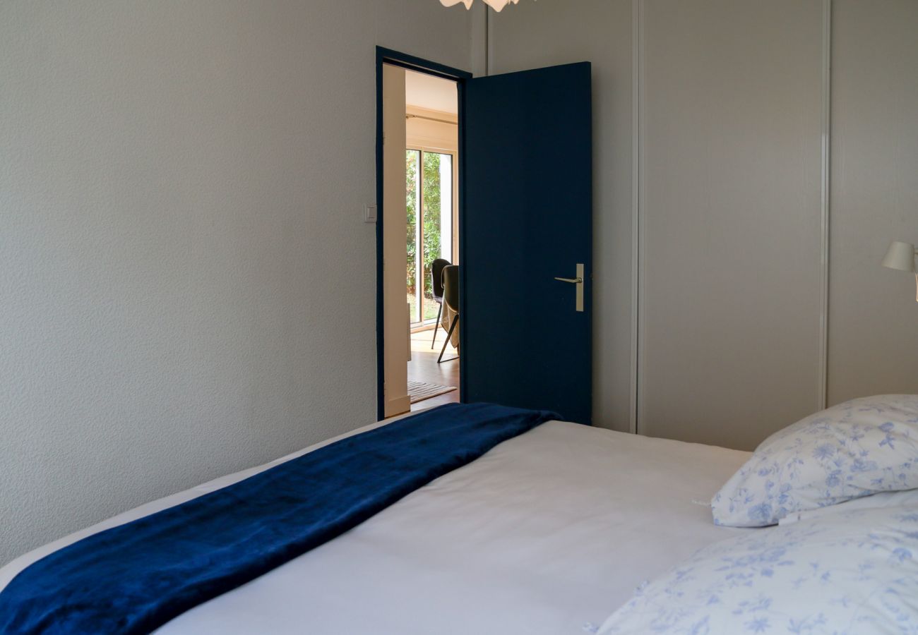 Bright room with a king-size bed