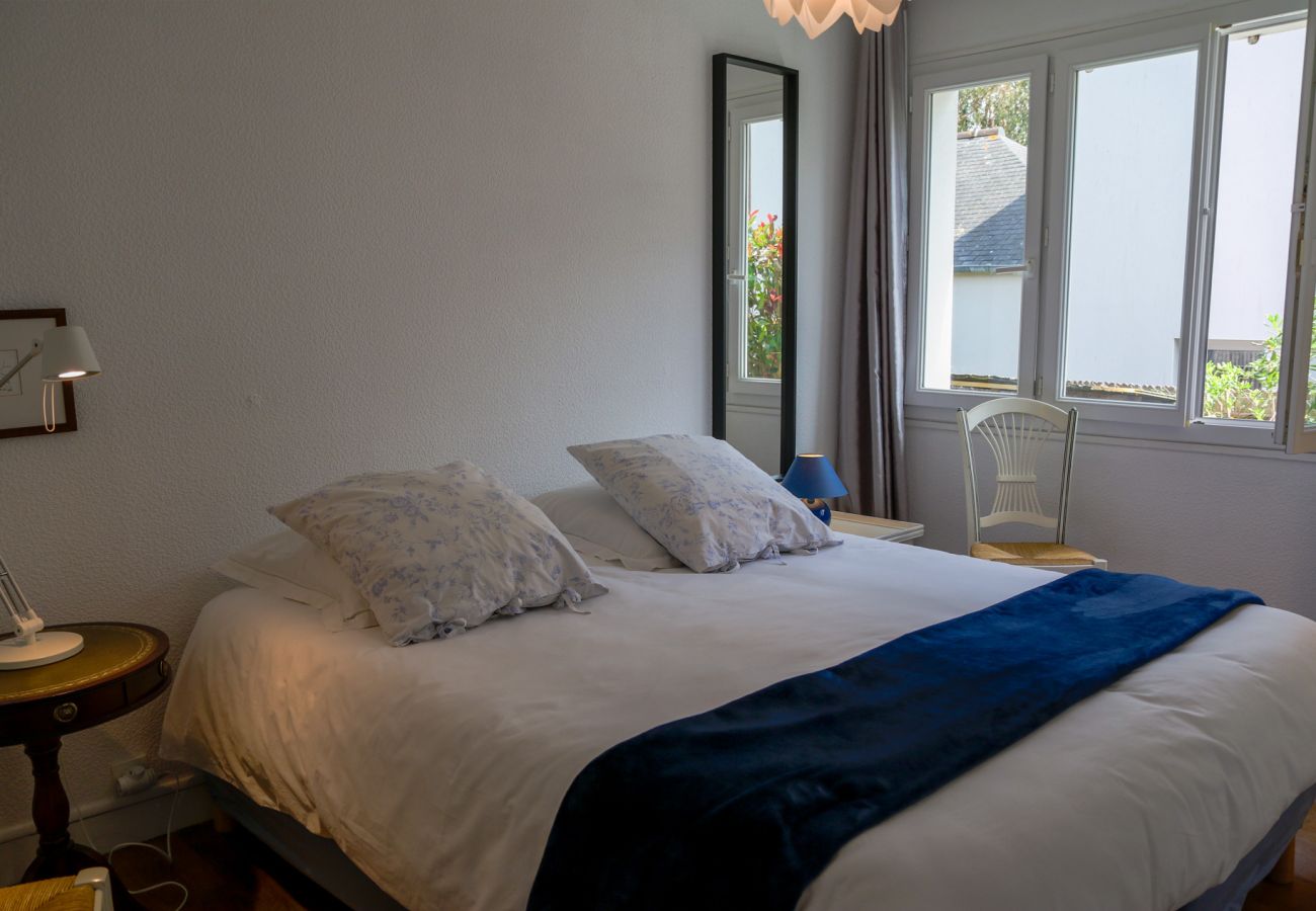 Double room with a king-size bed, white linens, and windows that let in natural light
