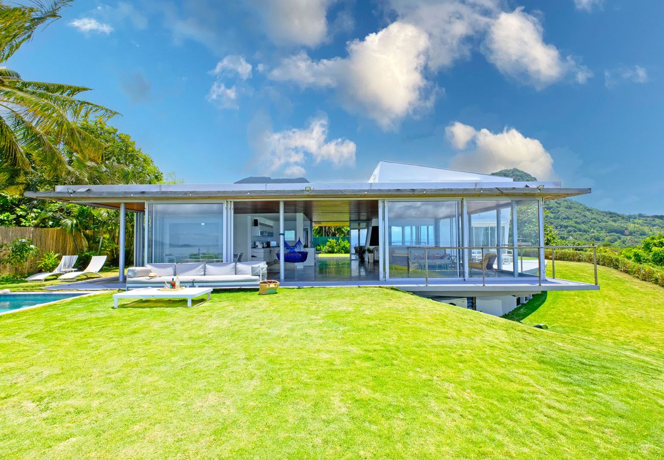 Contemporary architecture of Villa Karuka opening onto its garden and the ocean in Trois-Rivières