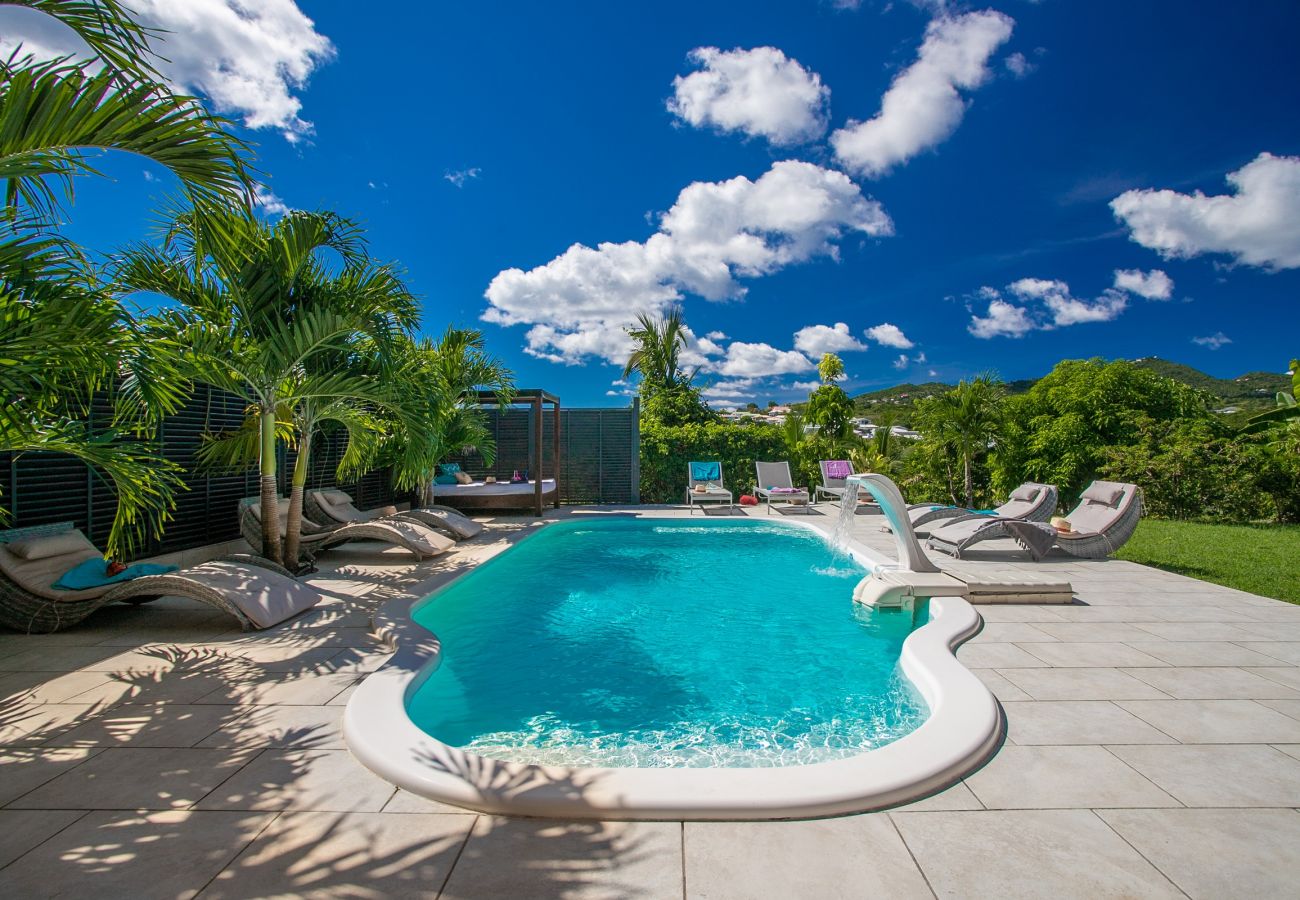 Location villa en Martinique avec piscine au cœur d'un jardin tropical