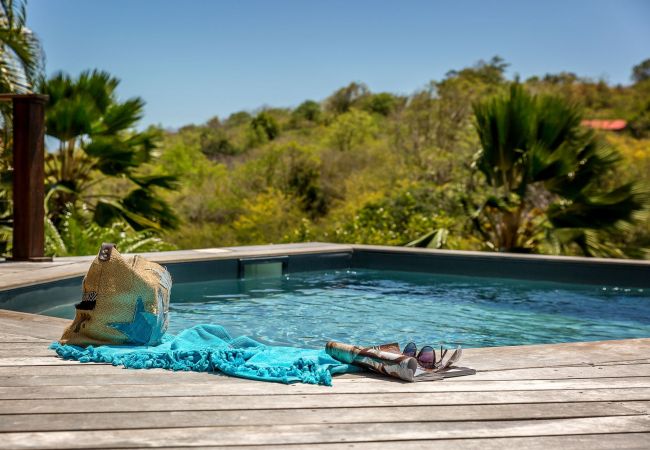 Villa de charme à louer en Martinique avec piscine et vue mer.