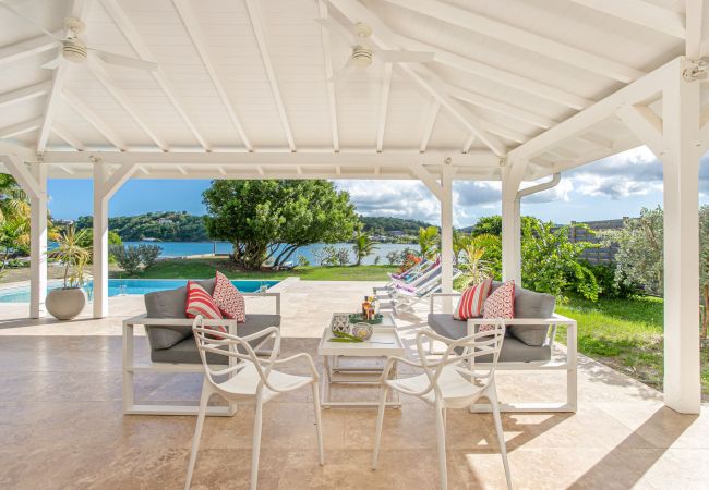 Villa de luxe à louer en Martinique avec terrasse, jardin, piscine et vue mer.