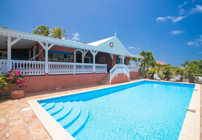 Louer une villa créole en Martinique avec piscine et vue mer.