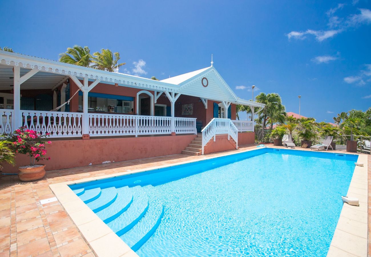 Louer une villa créole en Martinique avec piscine et vue mer.