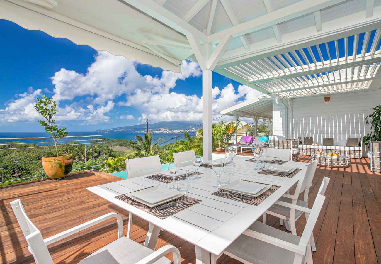 Location villa de luxe aux Trois Ilets avec piscine face à la mer des Caraïbes