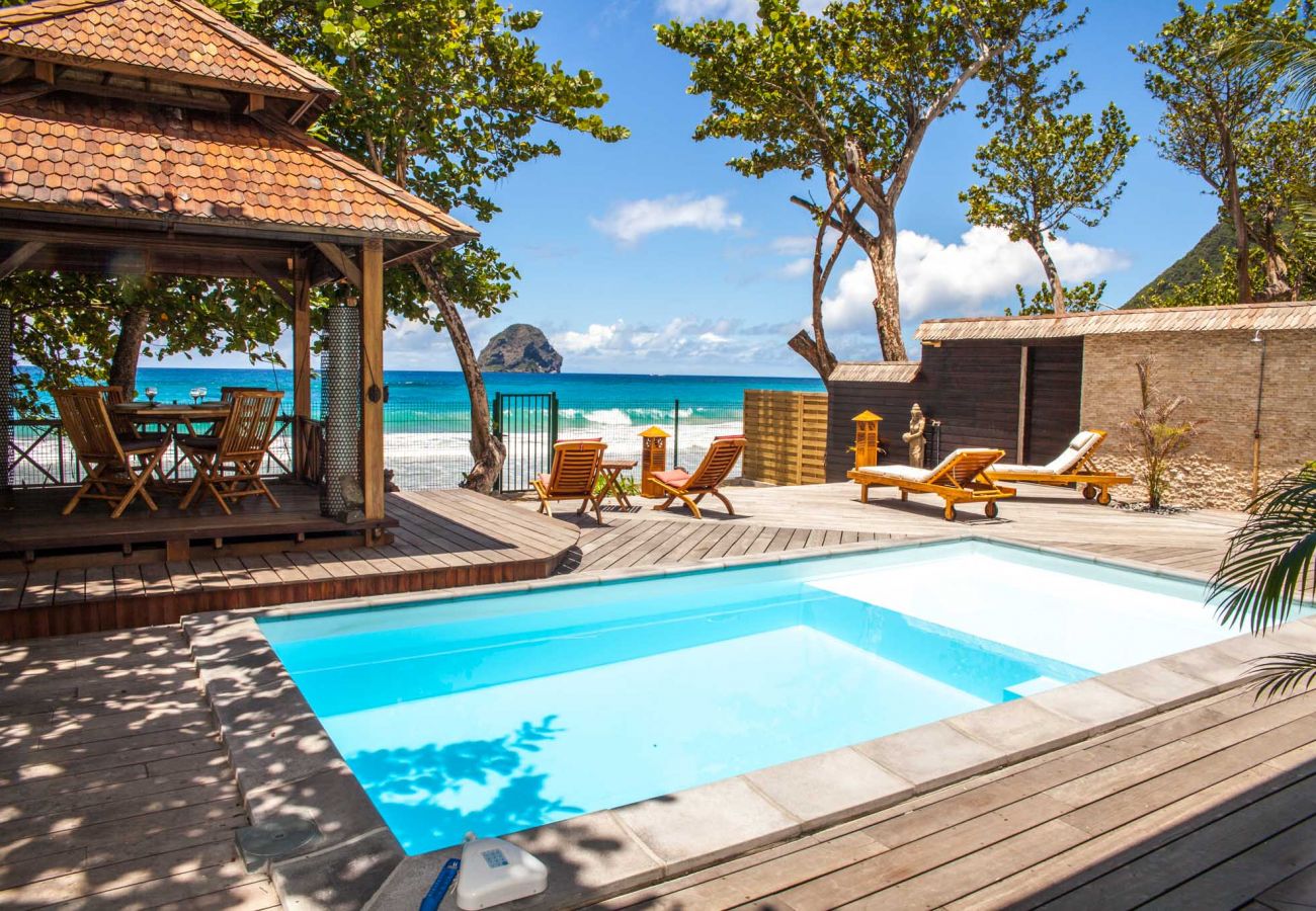 Villa à louer en Martinique avec piscine et terrasses face à la mer des Caraïbes