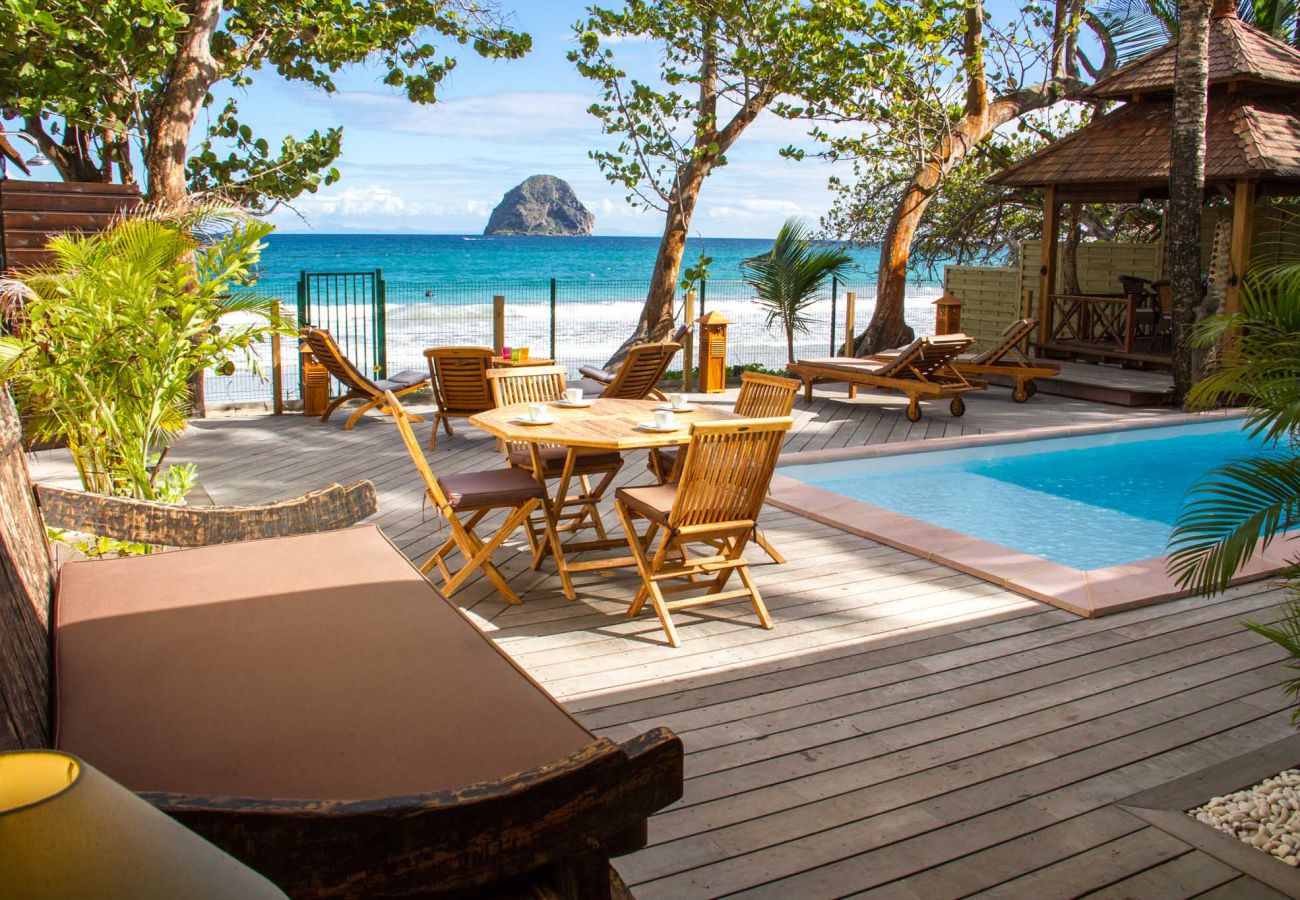 Location villa de luxe à l'esprit zen avec piscine sur la plage du Diamant