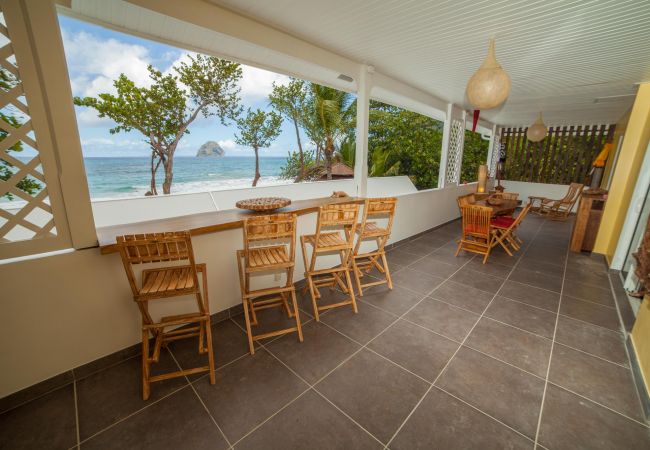 Location appartement en Martinique avec terrasse face à la mer des Caraïbes