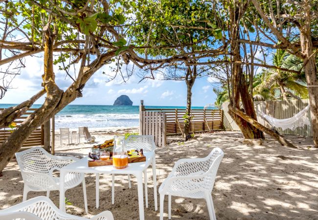 Villa de luxe pieds dans l'eau sur la grande plage du Diamant