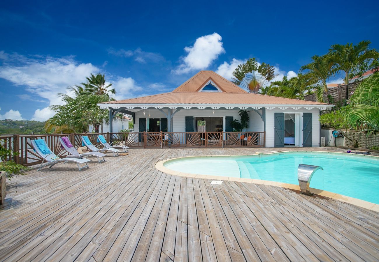 Villa de charme à louer en Martinique avec son style créole entièrement tournée vers la mer des Caraïbes.
