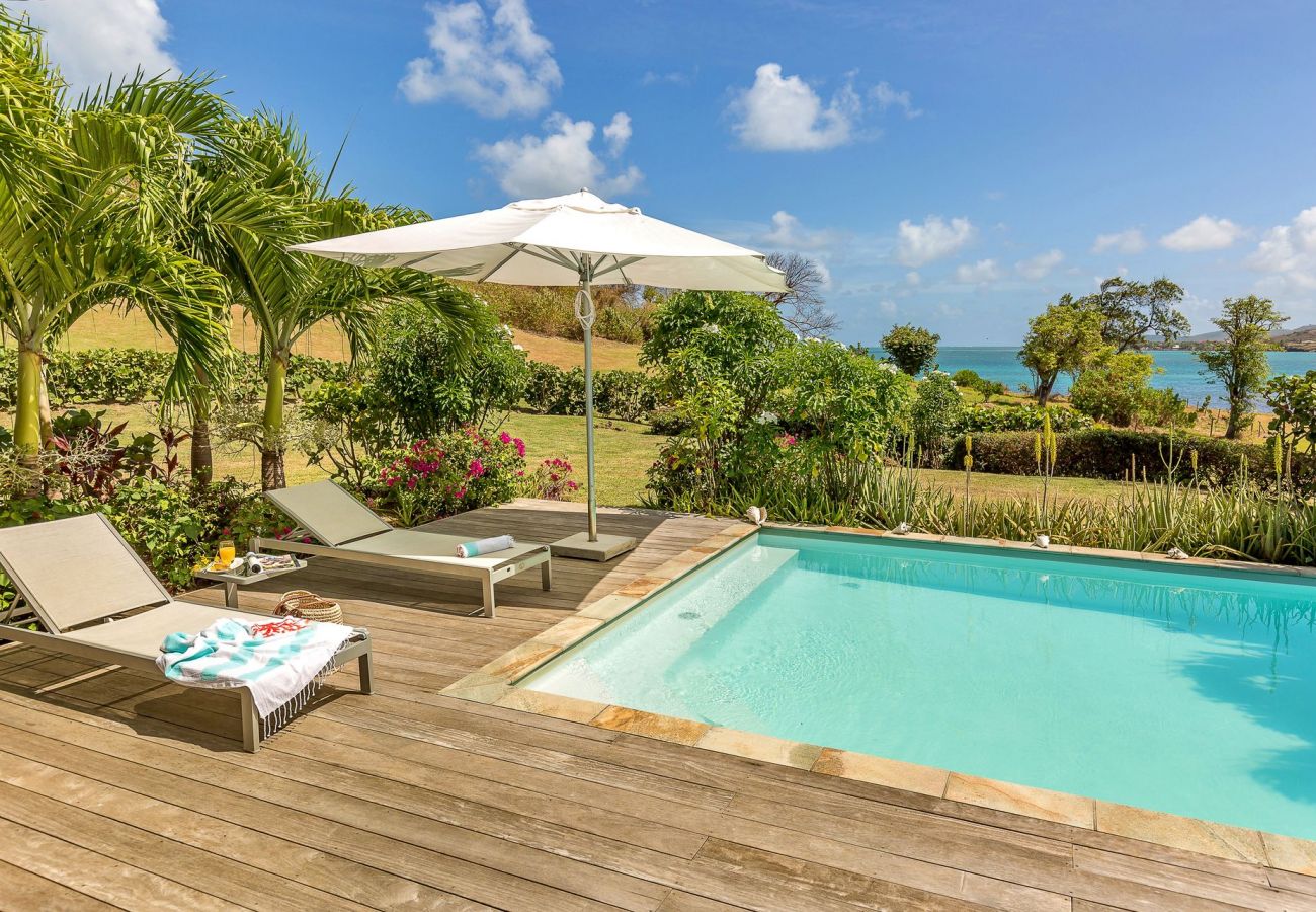 Location de villas en Martinique avec piscine, proche de l'océan au cœur d'un jardin tropical