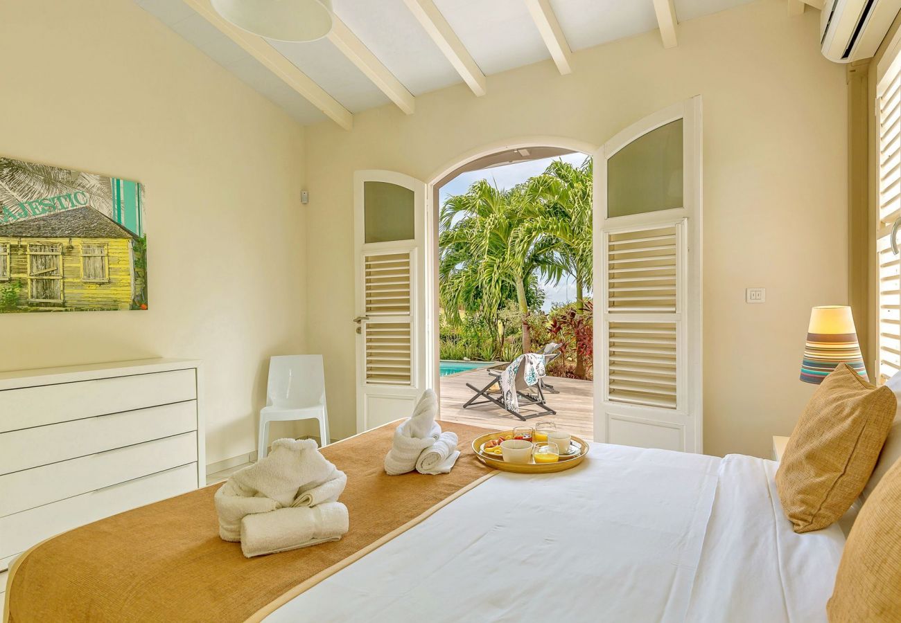 Maison de charme en Martinique, piscine, vue mer offrant 4 chambres climatisées