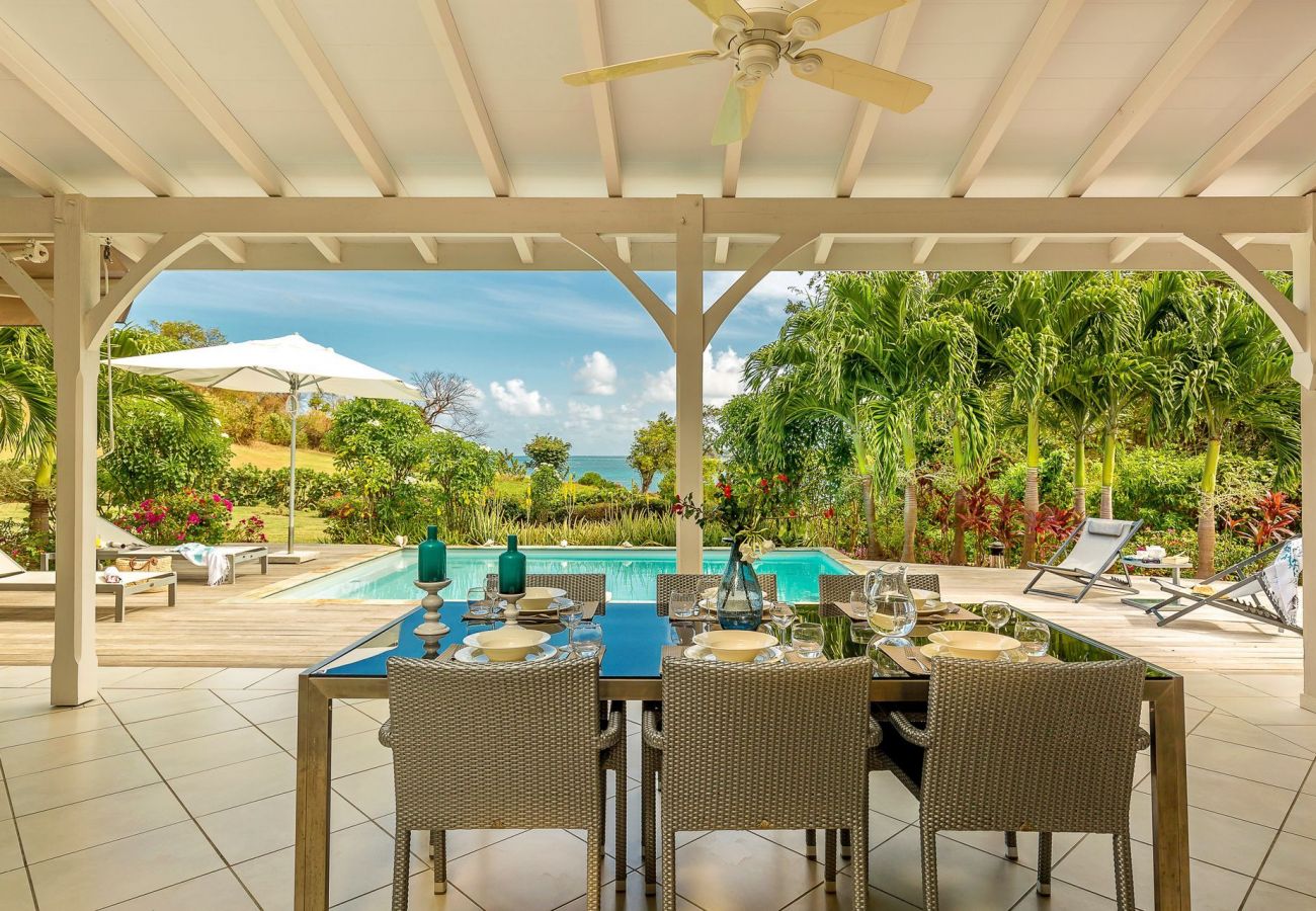 Location de villa en Martinique avec piscine, vue mer au cœur d'un jardin tropical pour vivre dedans-dehors