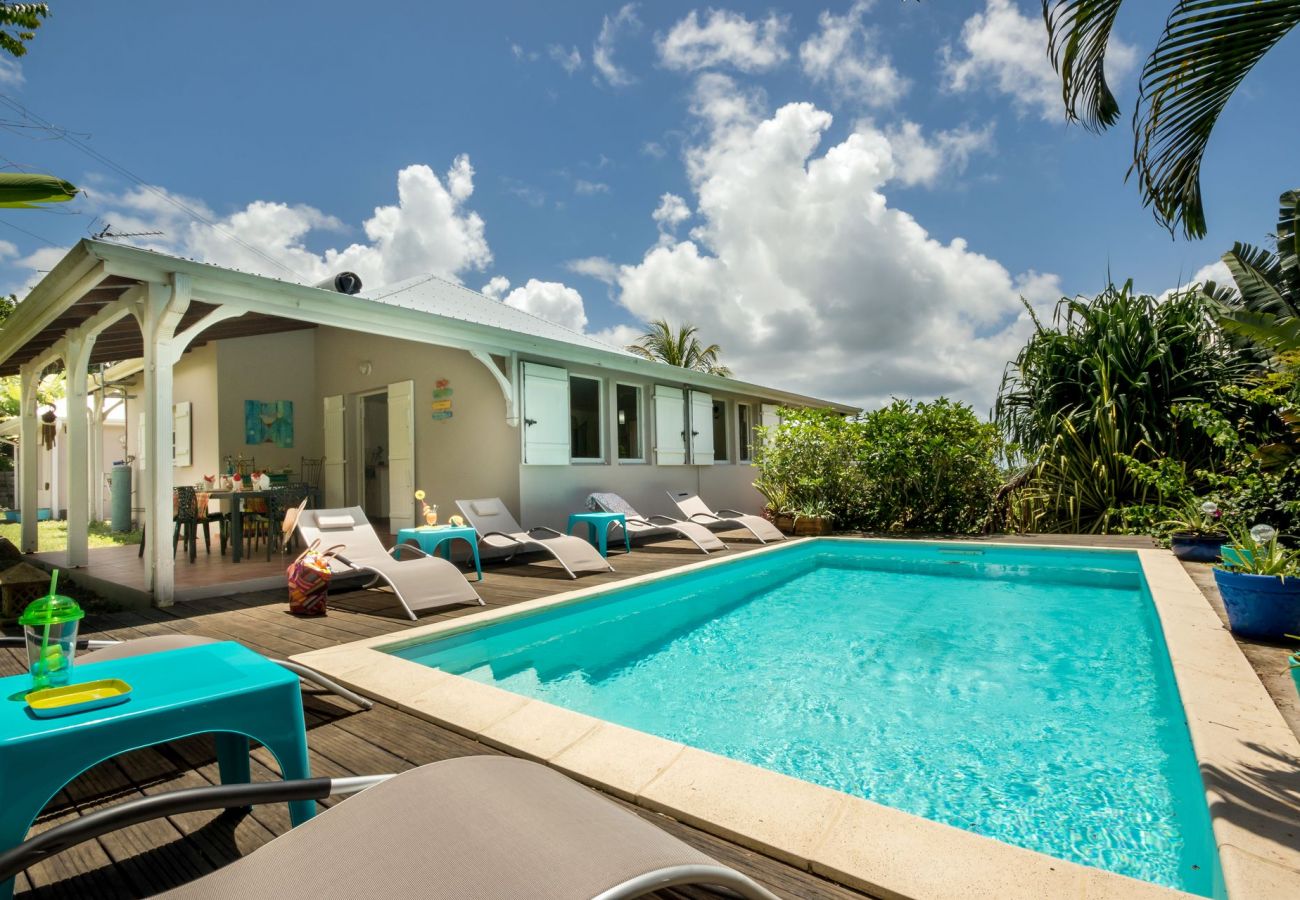 Louer une maison de vacances en Martinique avec piscine au coeur d'un jardin tropical