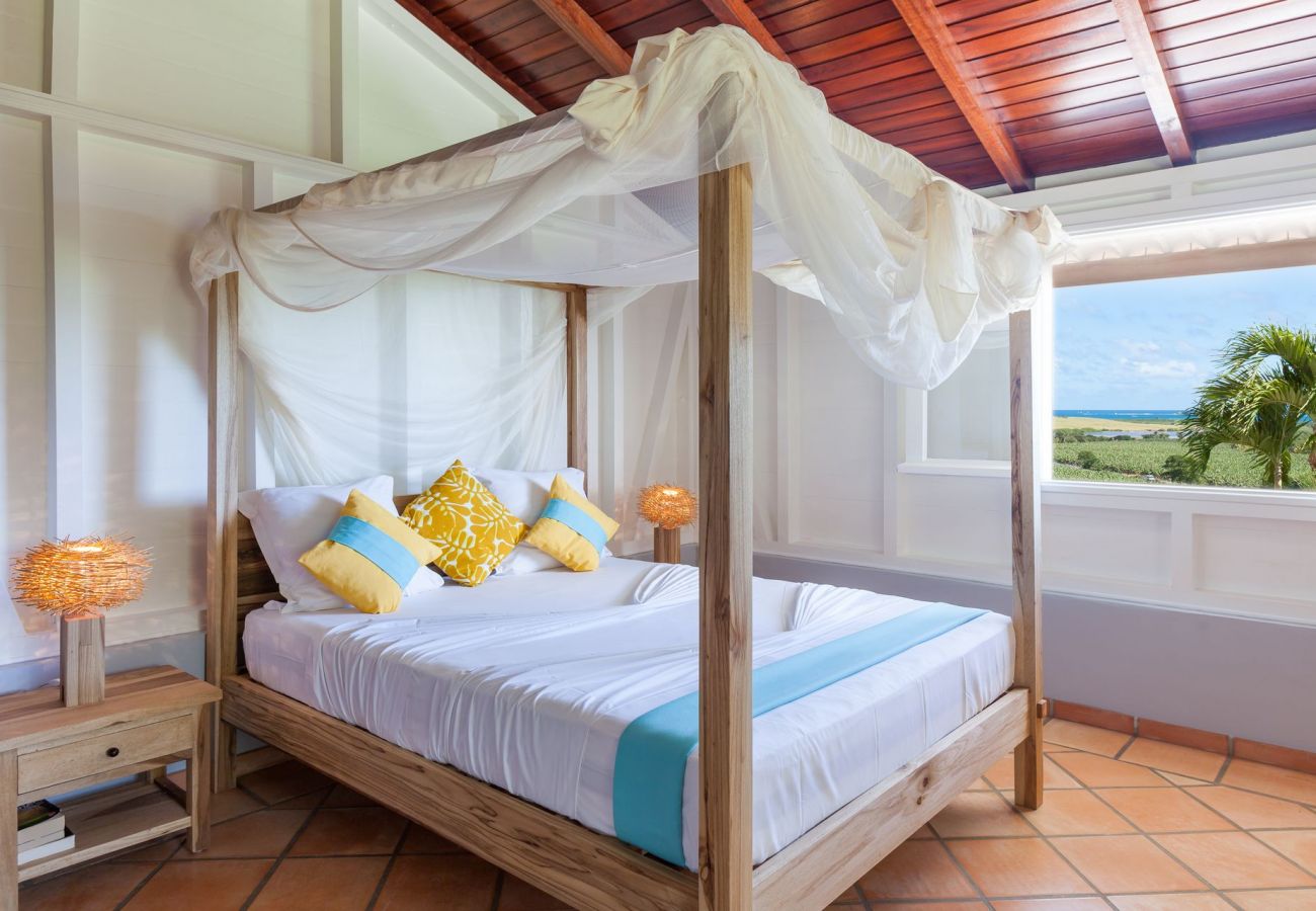 Louer une maison de vacances  en Martinique avec piscine vue mer et campagne avec 3 chambres confortables