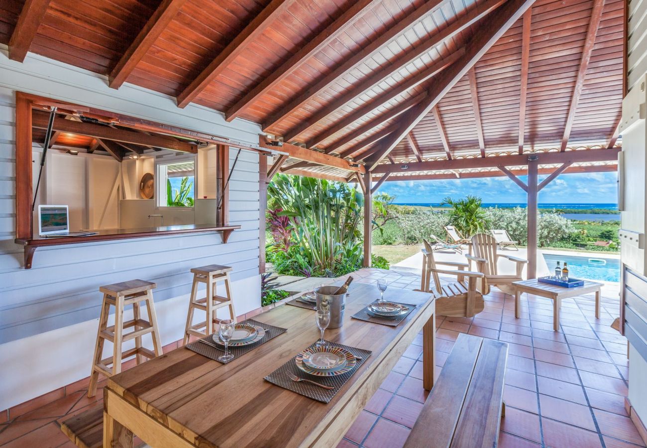 Villa de charme au style créole avec piscine, vue mer en Martinique